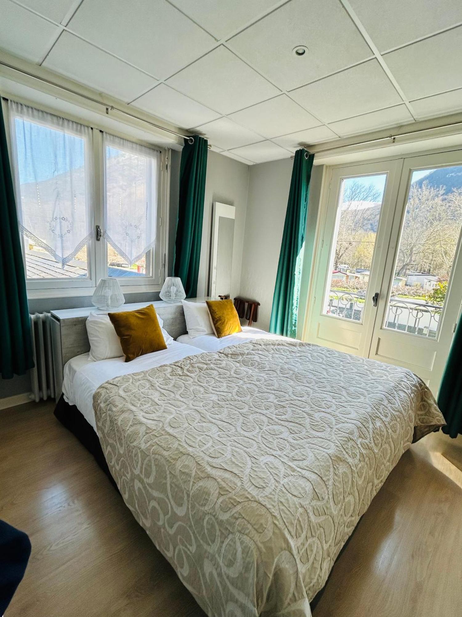 Logis Hotel L'Ayguelade Bielle Ngoại thất bức ảnh